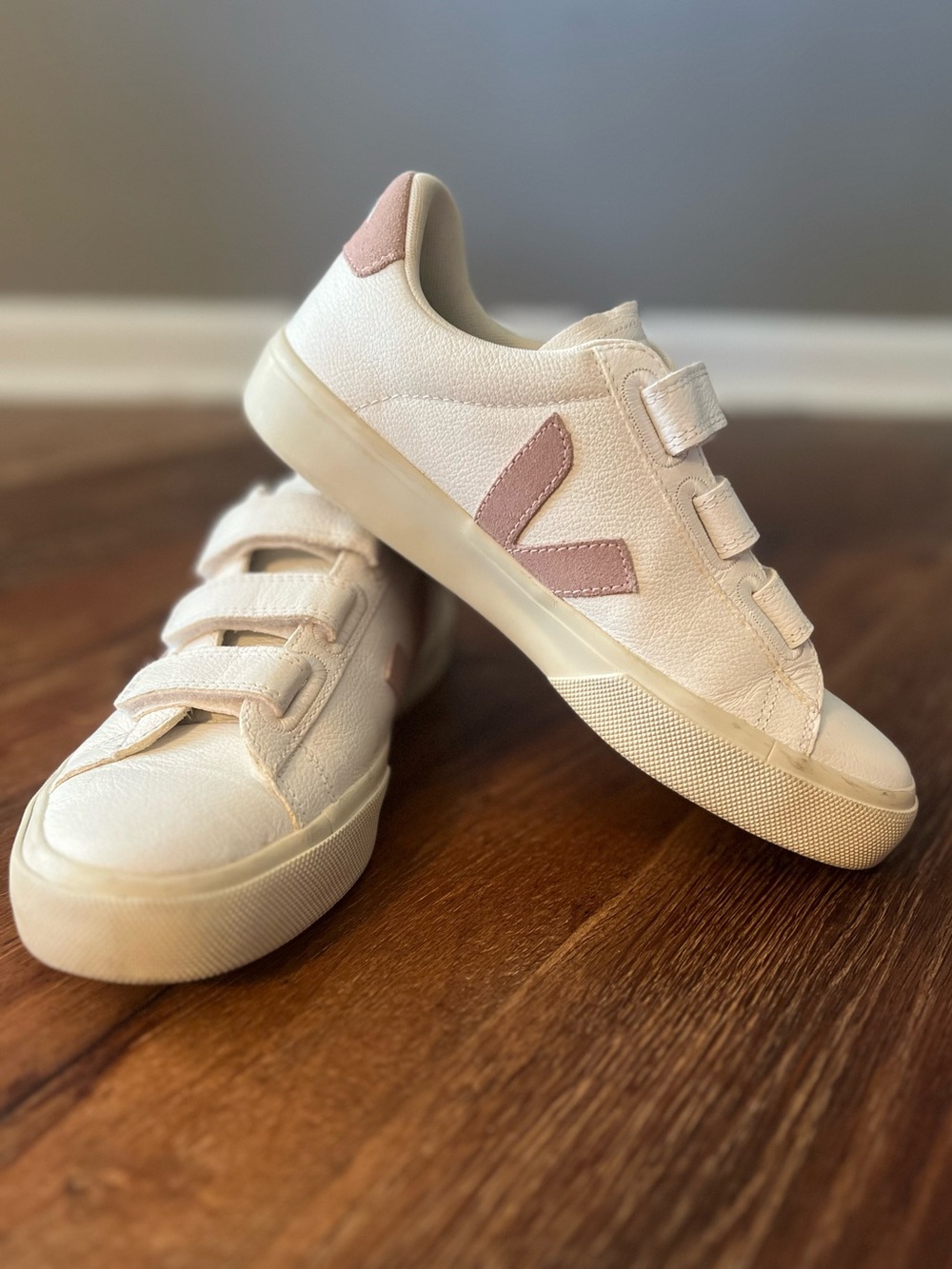 VEJA size 8 Recife Low Top Leather Shoes - White, Pink Preowned Good - Picture 8 of 9
